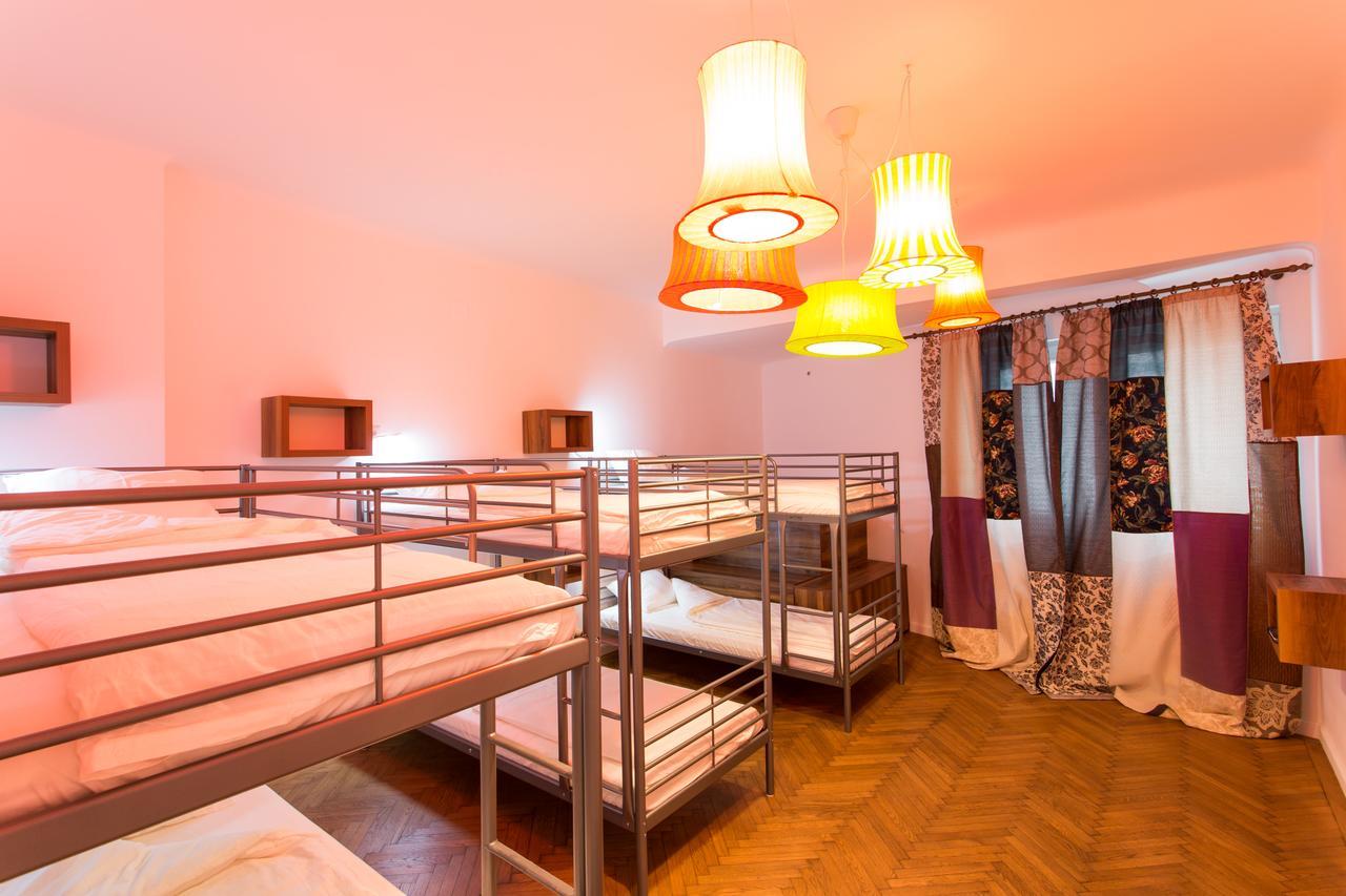 First Hostel บูคาเรสต์ ภายนอก รูปภาพ