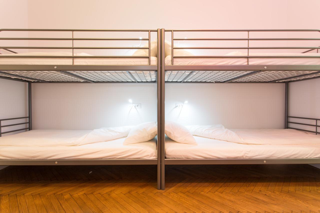 First Hostel บูคาเรสต์ ภายนอก รูปภาพ