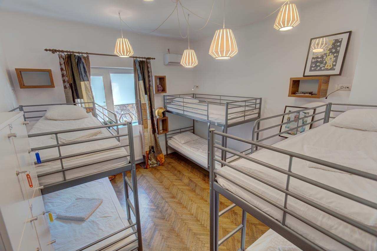 First Hostel บูคาเรสต์ ภายนอก รูปภาพ